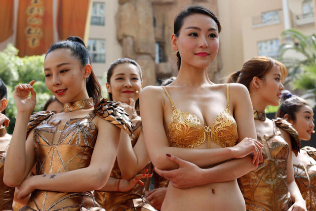 666块金砖打造亿元舞台 模特穿黄金内衣走秀