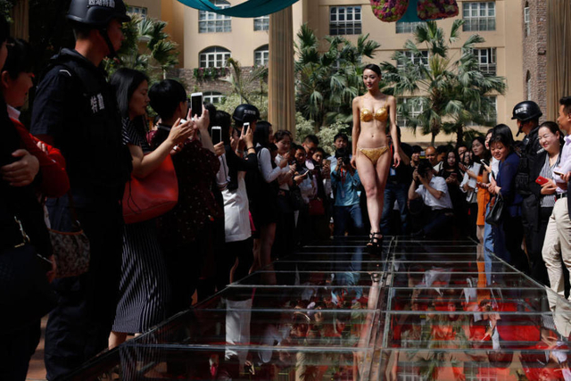 666块金砖打造亿元舞台 模特穿黄金内衣走秀