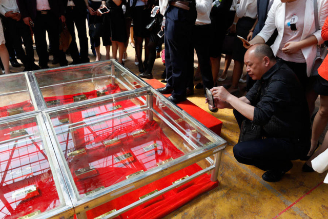 666块金砖打造亿元舞台 模特穿黄金内衣走秀 2