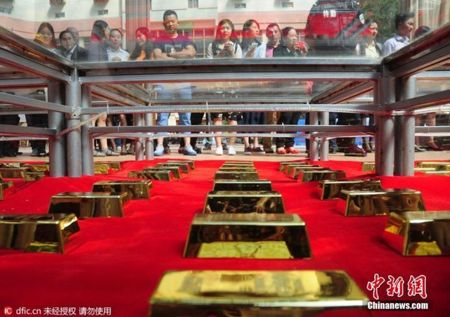 666块金砖打造亿元舞台 模特穿黄金内衣走秀