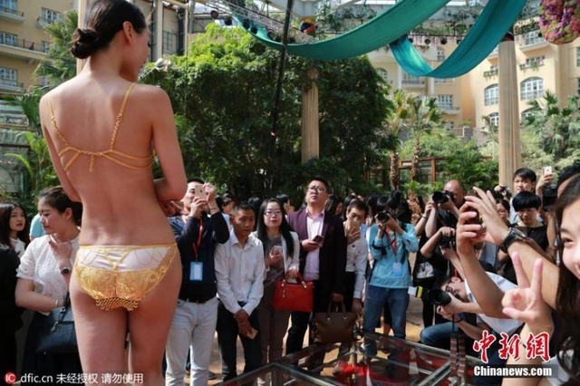 666块金砖打造亿元舞台 模特穿黄金内衣走秀