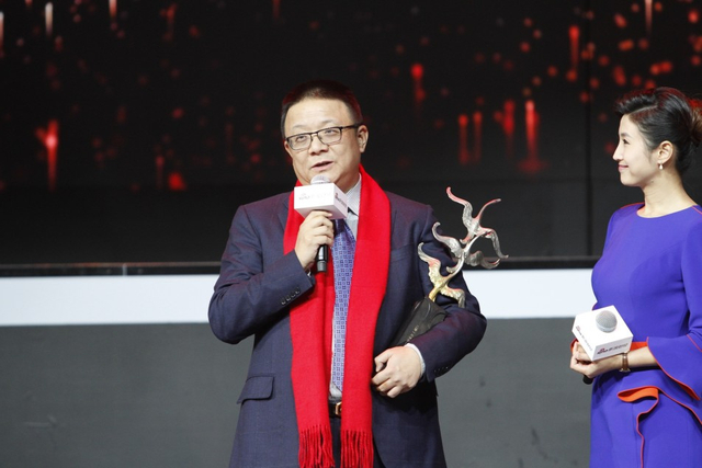 周忻和主持人春妮交流