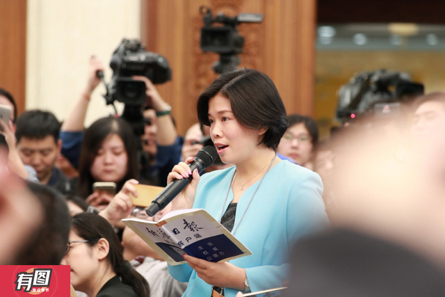 图为经济日报记者现场提问.