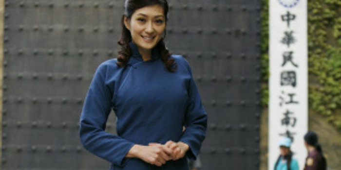 孟广美首尝谍战女特务 《告密者》片场休闲拍照
