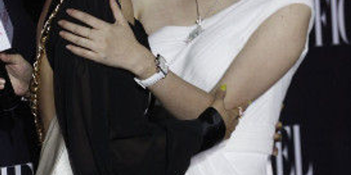 张歆艺大露美背刺青 与苏红玩女女吻(图)