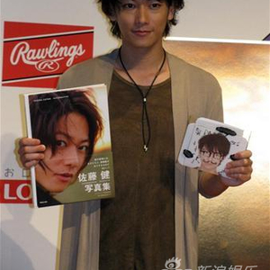 佐藤健时隔3年推出新写真《ALTERNATIVE》_手机新浪网 佐藤健时隔3年推出新写真《ALTERNATIVE》_手机新浪网