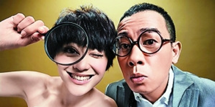 陈小春应采儿最新婚纱照 表情搞怪玩放大镜(图