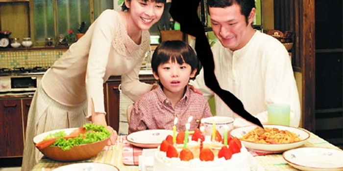 竹内结子和中村狮童因合演电影《借着雨点说爱你》而擦出爱火.