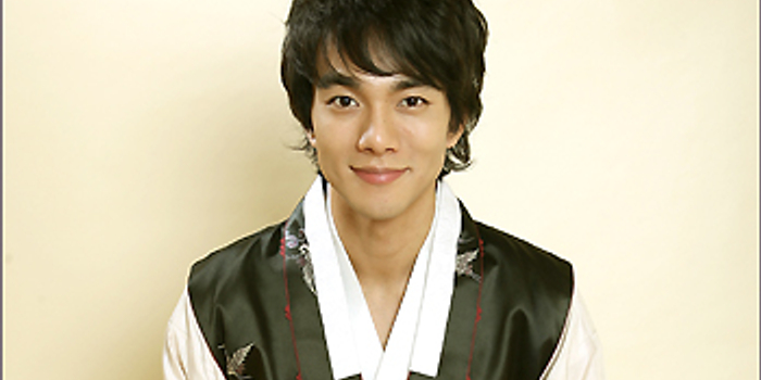 李奎汉身穿韩国传统服装 为网友带来新年的祝福_手机新浪网