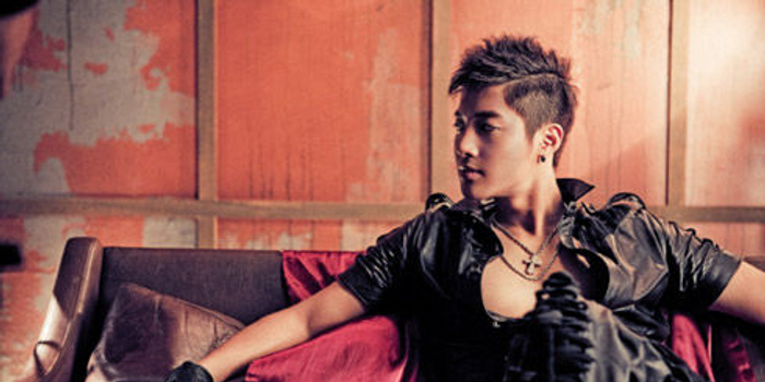 金贤重专辑封面秀健美肌肉 短发示人更显男人味