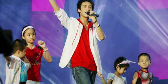 图文:"好男儿"上海演唱会--马天宇青涩依然