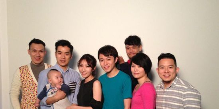 吴青峰在微博上晒出了一张苏打绿全员照片,当了爸爸的刘家凯也携妻抱