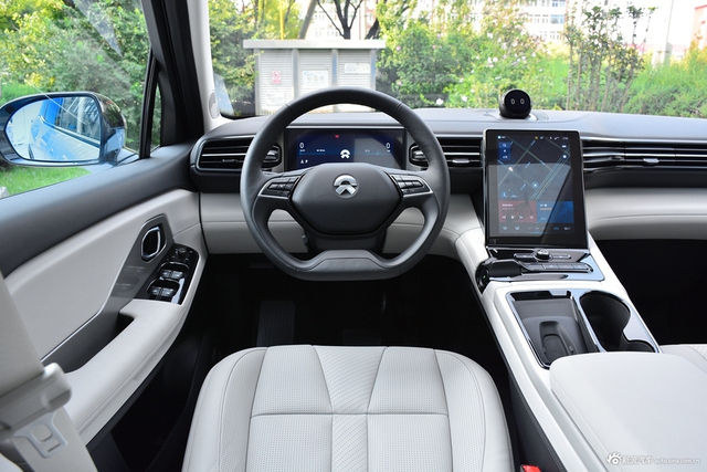 2018款蔚来ES8 创始版 