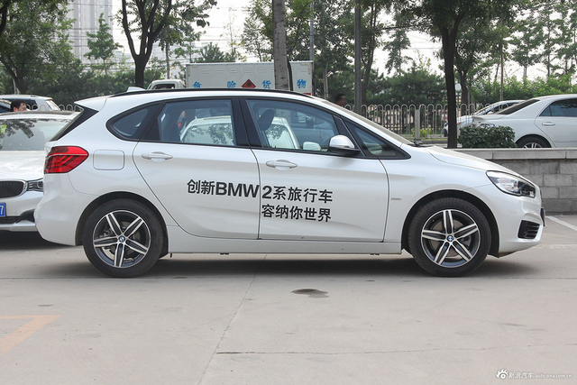 2016款宝马2系旅行车218i 1.5T自动运动设计套装 