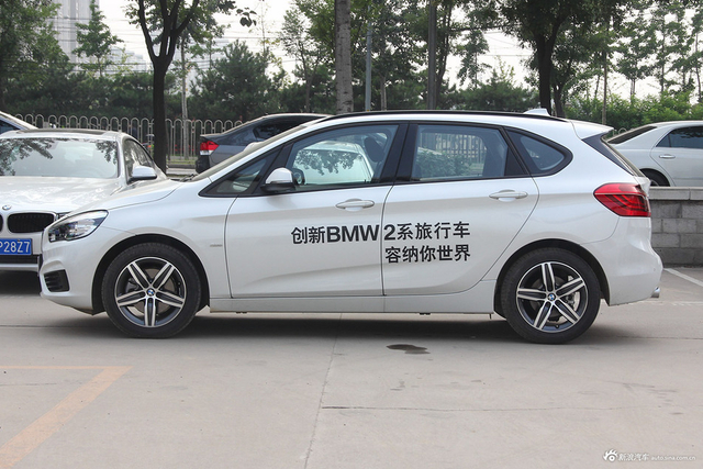 2016款宝马2系旅行车218i 1.5T自动运动设计套装 