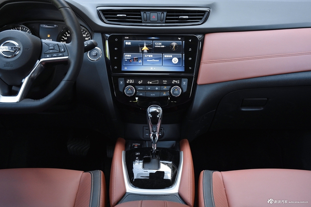 2019款奇骏内饰