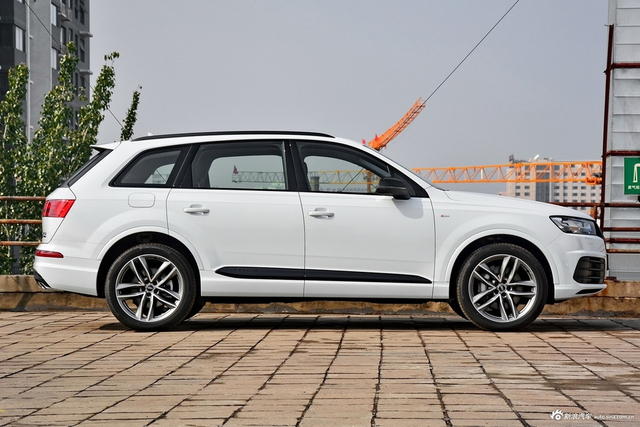 18款奥迪Q7 3.0T自动45TFSI S line运动型