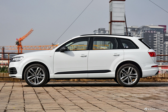 18款奥迪Q7 3.0T自动45TFSI S line运动型