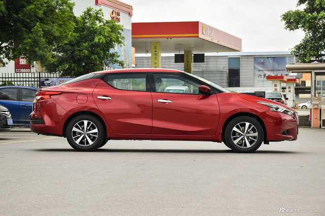 2016款蓝鸟 1.6L自动炫酷版 烈焰红