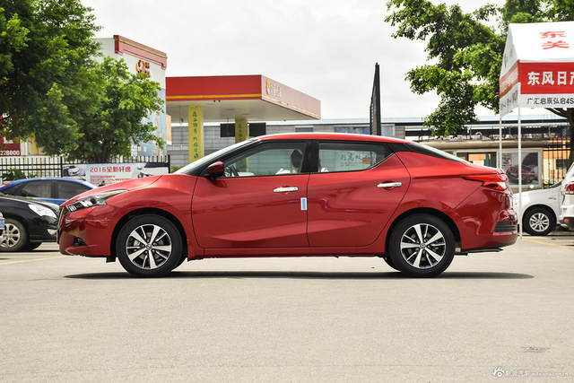 2016款蓝鸟 1.6L自动炫酷版 烈焰红