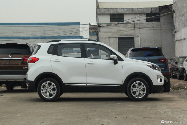 2017款长安CS15 1.5L自动豪华天窗版