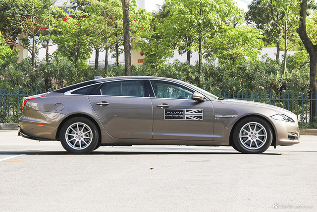 2015款捷豹XJL 3.0L自动SC两驱尊享商务版