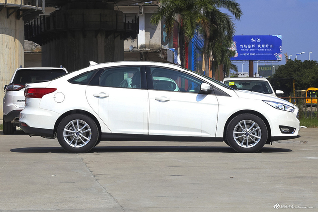 2017款福克斯两厢1.6L自动风尚型智行版