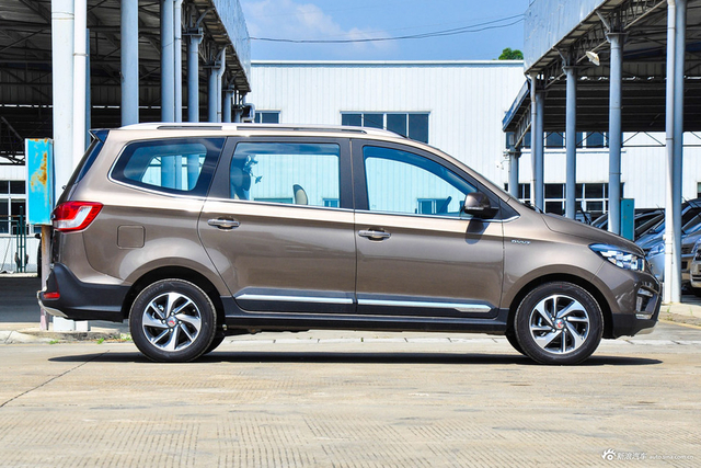 2016款五菱宏光S1 1.5L手动尊享型 大地棕