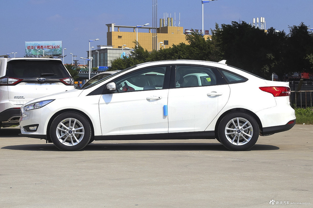 2017款福克斯两厢1.6L自动风尚型智行版