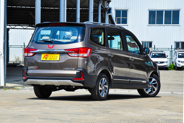 2016款五菱宏光S1 1.5L手动尊享型 大地棕