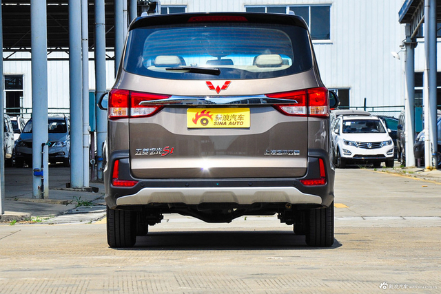 2016款五菱宏光S1 1.5L手动尊享型 大地棕