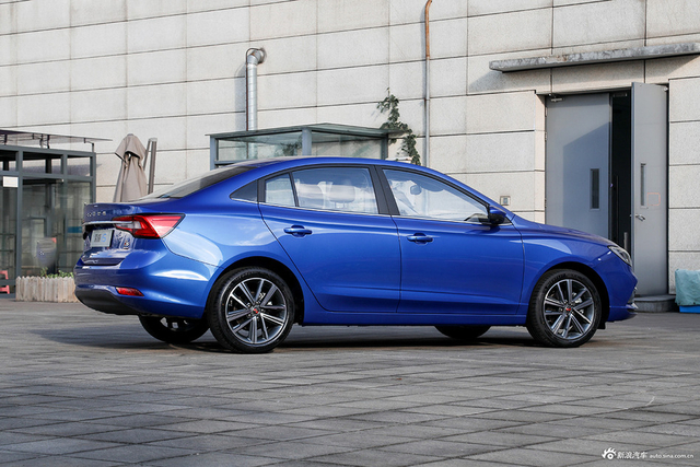 实拍|全新荣威i5 设计大方／定位实在