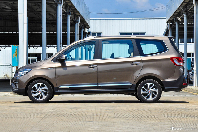 2016款五菱宏光S1 1.5L手动尊享型 大地棕