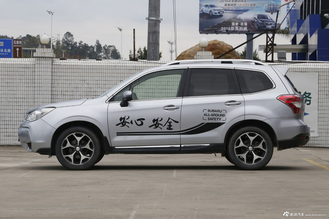 2013款森林人2.5i自动尊贵版 炫目寒冰银