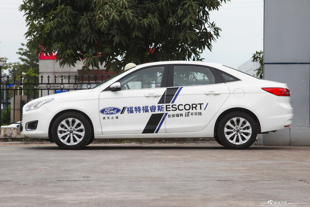 2015款福睿斯1.5L手动时尚型 珍珠白