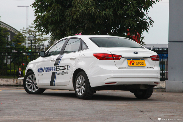 2015款福睿斯1.5L手动时尚型 珍珠白