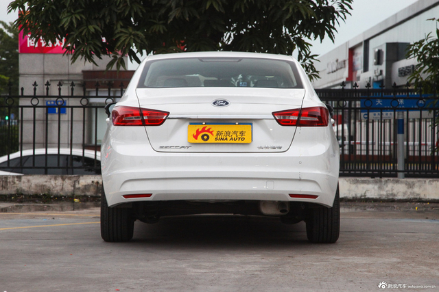 2015款福睿斯1.5L手动时尚型 珍珠白