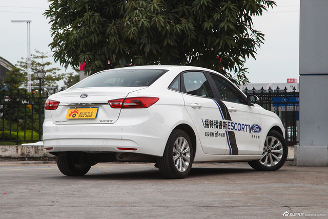 2015款福睿斯1.5L手动时尚型 珍珠白