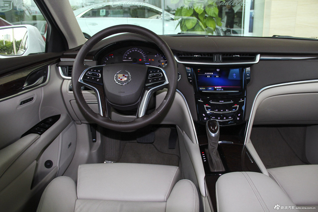 2015款XTS 2.0T自动28T豪华型 炫白