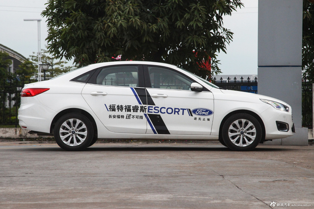 2015款福睿斯1.5L手动时尚型 珍珠白