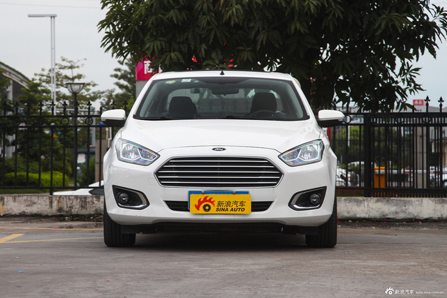 2015款福睿斯1.5L手动时尚型 珍珠白