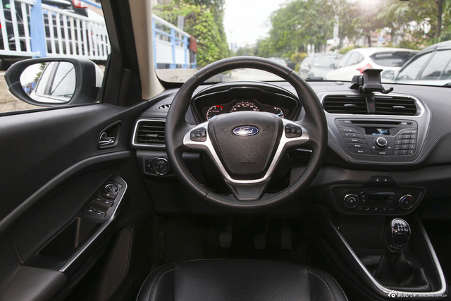 2015款福睿斯1.5L手动时尚型 珍珠白