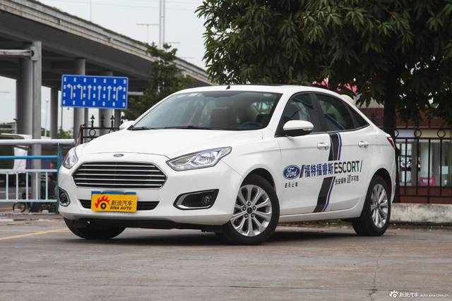 2015款福睿斯1.5L手动时尚型 珍珠白