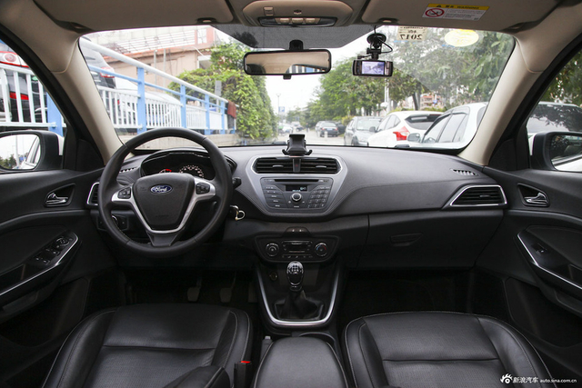 2015款福睿斯1.5L手动时尚型 珍珠白