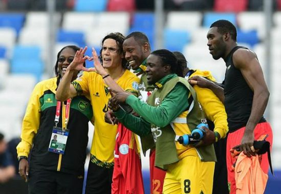 卡瓦尼赛后和牙买加队员合影