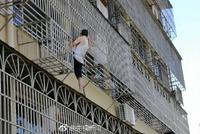 男童头部被卡双脚悬空 男子托举直到孩子被解救