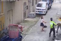 男婴二楼阳台坠落 外卖小哥和警察拉地毯兜住