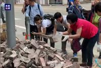 香港市民自发清理路障 期待恢复正常生活秩序