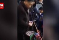 女孩压碎6个鸡蛋被老人索赔100元 赔偿30元后还给老人递纸巾擦手