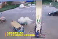 男子加油站抽烟 劝阻无效被灭火器狂喷